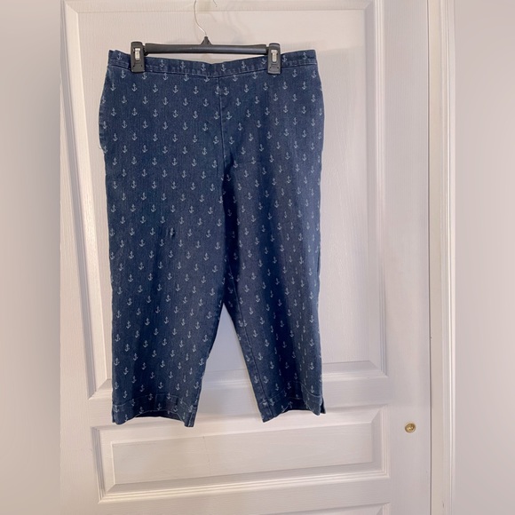 Alfred Dunner Pants - EUC Alfred Dunner Capris. Size 16. Jeans with anchor print.